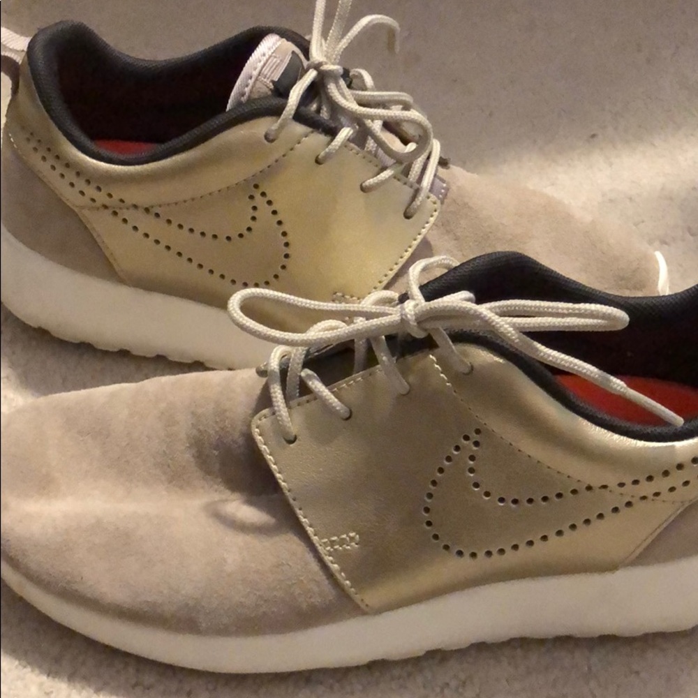 Nike Rosha Premium Sneakers size 6.5